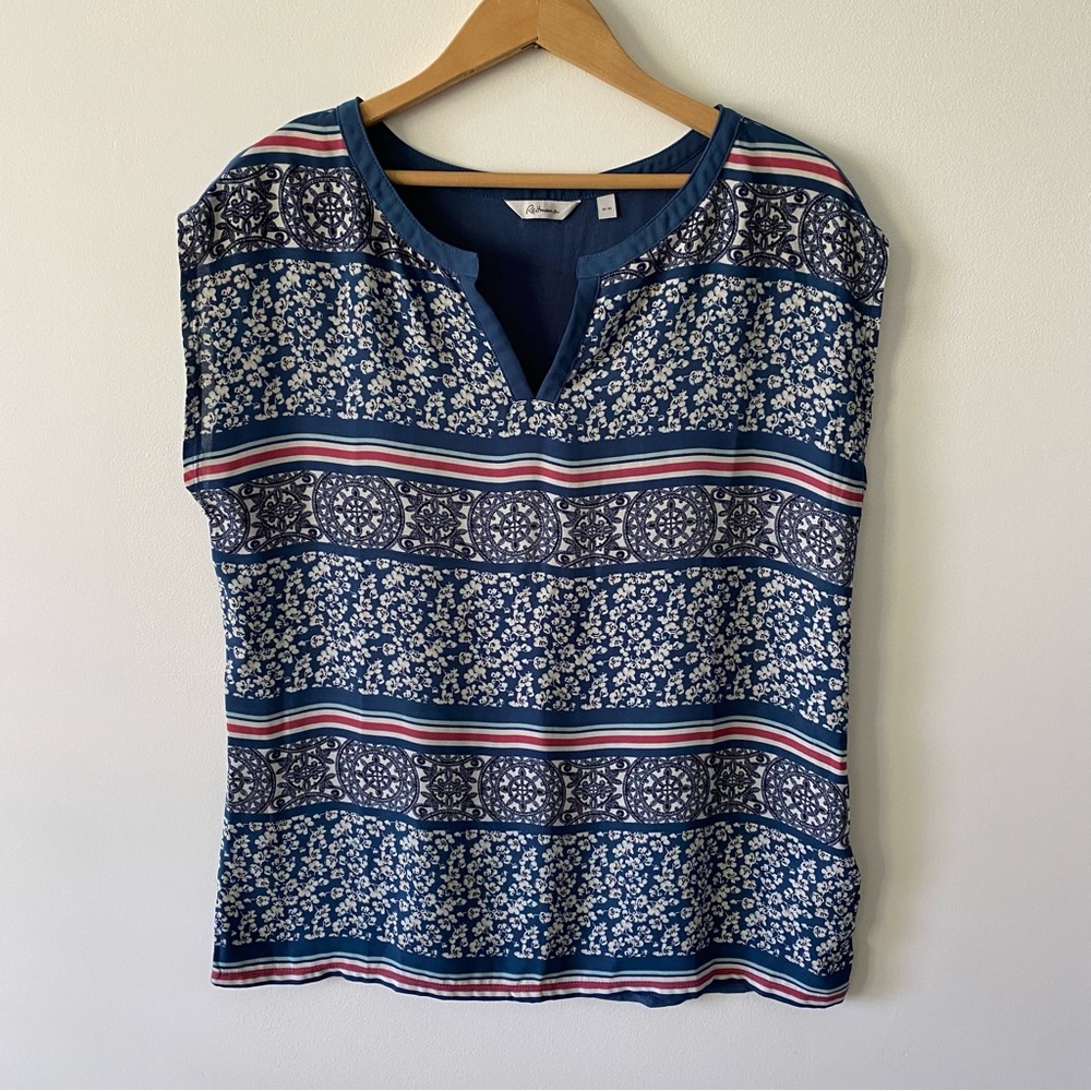 3/$30💚Reitmans floral blue and white short sleeve top size medium